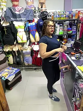 Snapshot of ROSALIALUCY chatting on 06-19-26, 02:43 ROSALIALUCY online show from 06-19-26, 02:43
