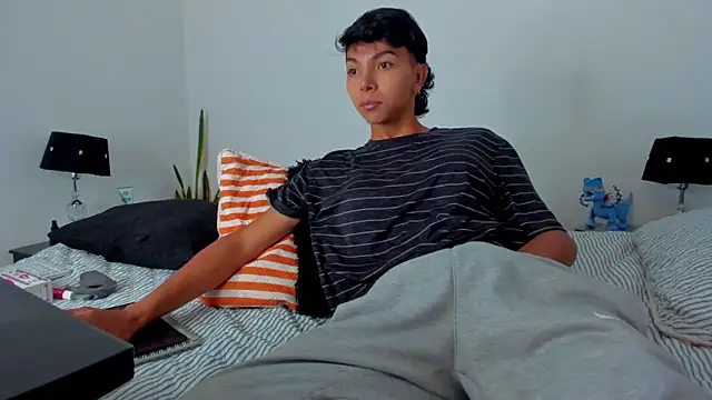 xhenisa  online show from 03-06-26, 04:14