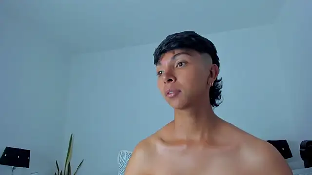 xhenisa  online show from 03-08-26, 07:50