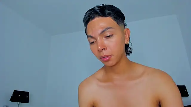 xhenisa  online show from 04-06-26, 08:32