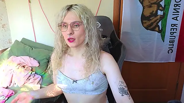 Snapshot of Lori_Myaf chatting on 05-19-26, 02:01 Lori Myaf online show from 05-19-26, 02:01