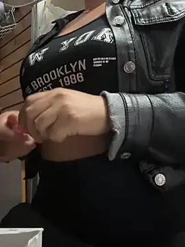 Snapshot of kim_monti chatting on 02-05-25, 01:04 kim monti online show from 02-05-25, 01:04