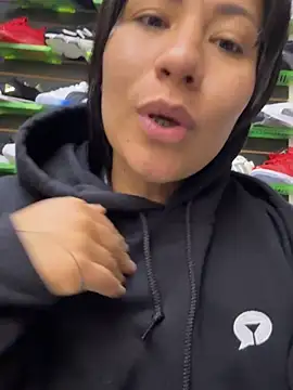 Snapshot of kim_monti chatting on 02-14-25, 01:02 kim monti online show from 02-14-25, 01:02