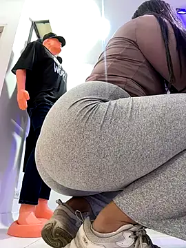 Snapshot of kim_monti chatting on 12-04-25, 09:01 kim monti online show from 12-04-25, 09:01