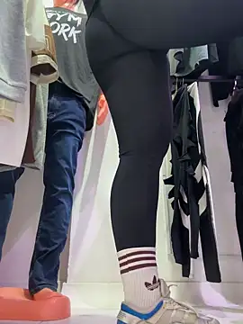 Snapshot of kim_monti chatting on 03-18-26, 06:11 kim monti online show from 03-18-26, 06:11