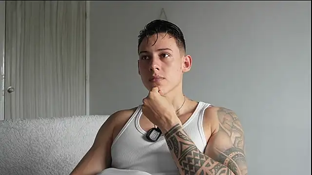 Snapshot of Muscle_King_Cum chatting on 06-22-26, 02:03 Muscle King Cum online show from 06-22-26, 02:03