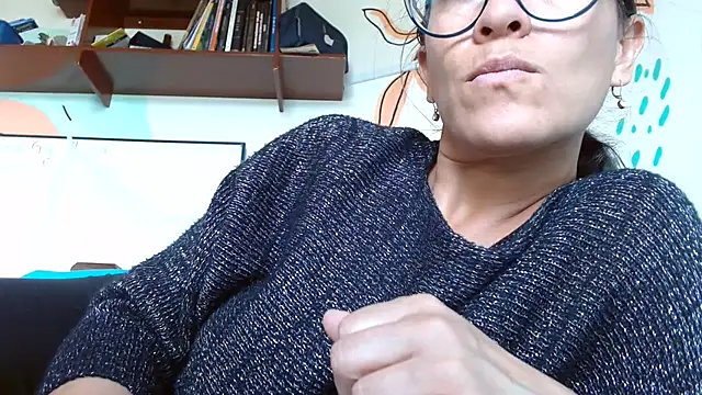 Snapshot of lupita84 chatting on 12-21-25, 06:04 lupita84 online show from 12-21-25, 06:04