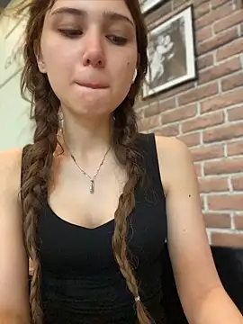 QuitieLia online show from 05-14-26, 07:48