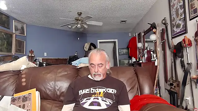 Snapshot of PincheDave4u chatting on 01-31-25, 10:52 PincheDave4u online show from 01-31-25, 10:52