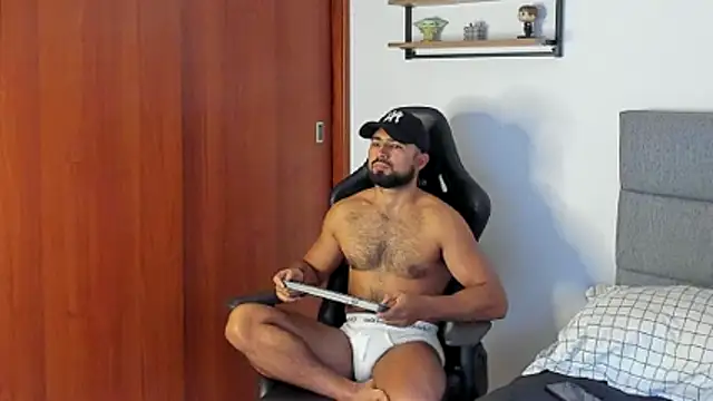 Snapshot of ethaanjones chatting on 10-14-25, 08:20 ethaanjones online show from 10-14-25, 08:20