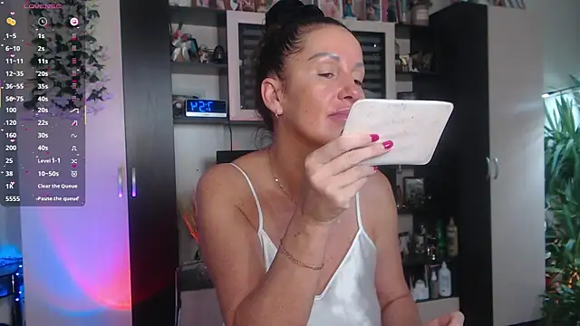 SheilaRyan online show from 12-20-25, 04:52