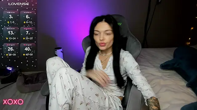 Mariella Adamss online show from 12-21-25, 01:57