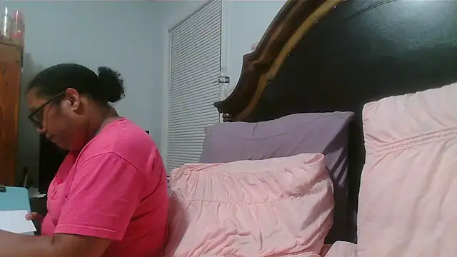 Snapshot of ebonyred chatting on 04-29-26, 12:48 ebonyred online show from 04-29-26, 12:48