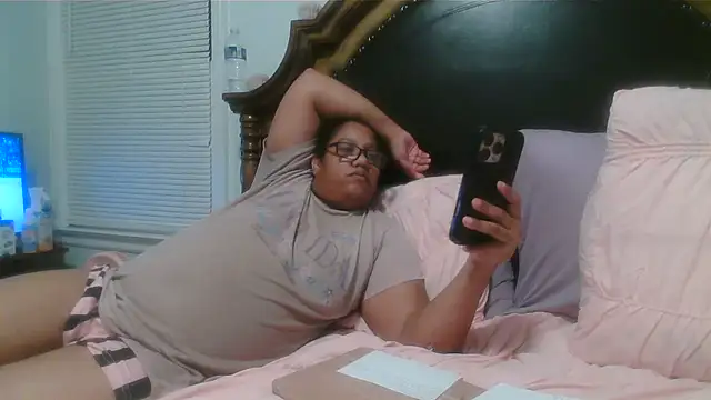 Snapshot of ebonyred chatting on 05-13-26, 01:14 ebonyred online show from 05-13-26, 01:14