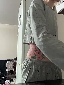 Snapshot of Crayzy_Luv chatting on 02-16-26, 04:58 Crayzy Luv online show from 02-16-26, 04:58