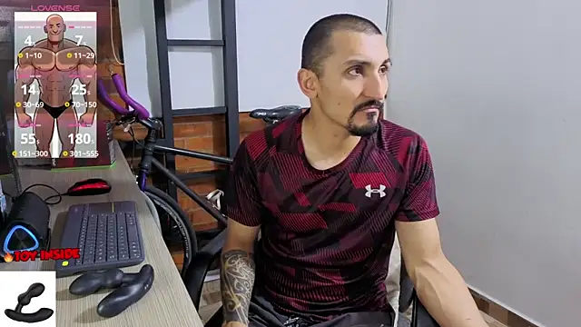 Snapshot of Marck_Muscle chatting on 06-17-26, 11:49 Marck Muscle online show from 06-17-26, 11:49