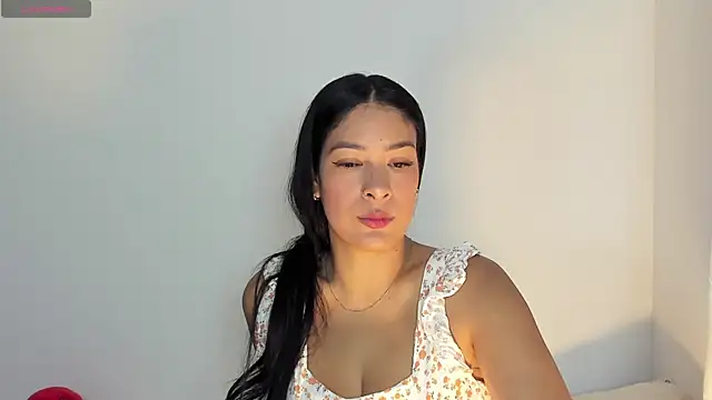 Snapshot of bella_hadid1_ chatting on 06-23-26, 10:13 bella hadid1 online show from 06-23-26, 10:13