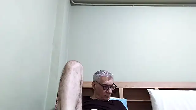 Snapshot of BIGUNCUTHARDCOCK chatting on 01-16-26, 02:04 BIGUNCUTHARDCOCK online show from 01-16-26, 02:04