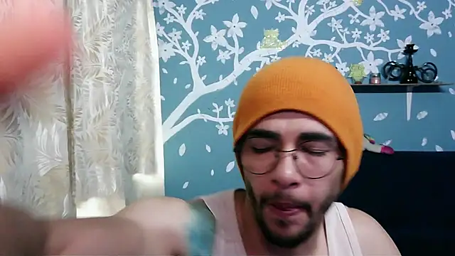 Snapshot of ponzothc chatting on 10-31-25, 09:27 ponzothc online show from 10-31-25, 09:27