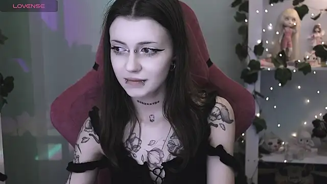 Snapshot of prettybones chatting on 05-07-26, 10:37 prettybones online show from 05-07-26, 10:37