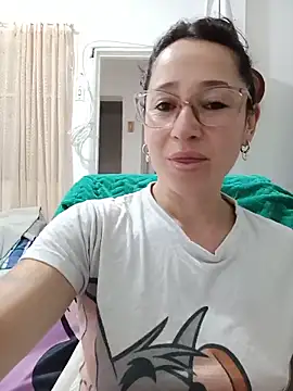 Snapshot of emilypoppy3 chatting on 06-06-26, 12:43 emilypoppy3 online show from 06-06-26, 12:43