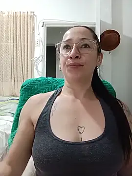 Snapshot of emilypoppy3 chatting on 06-11-26, 01:05 emilypoppy3 online show from 06-11-26, 01:05