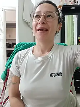 Snapshot of emilypoppy3 chatting on 06-26-26, 05:28 emilypoppy3 online show from 06-26-26, 05:28