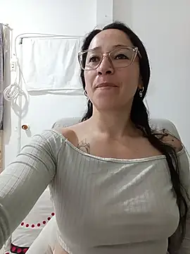 Snapshot of emilypoppy3 chatting on 07-12-26, 12:18 emilypoppy3 online show from 07-12-26, 12:18