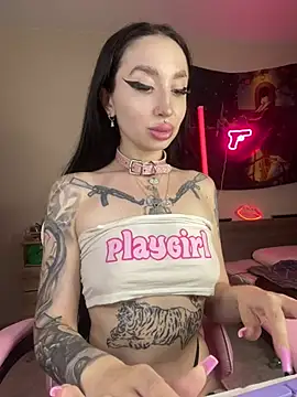 Snapshot of Molly__Moon chatting on 06-22-26, 03:19 Molly Moon online show from 06-22-26, 03:19