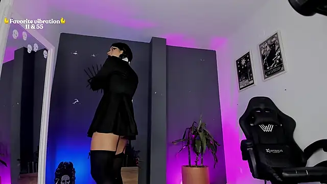 Snapshot of Raven_Witch_ chatting on 06-27-26, 12:33 Raven Witch online show from 06-27-26, 12:33