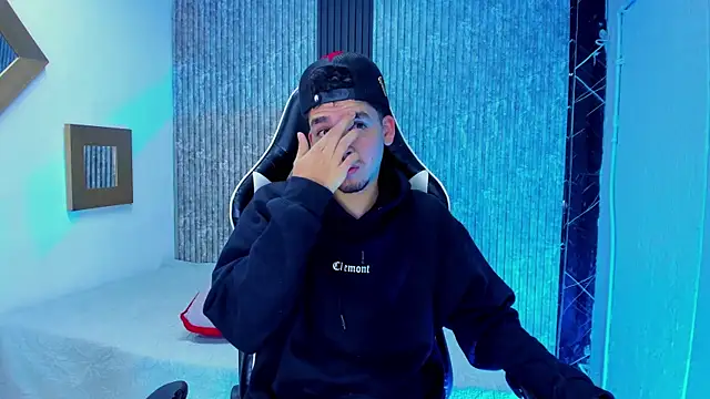 Snapshot of Mike_0233_ chatting on 01-06-26, 04:49 Mike 0233 online show from 01-06-26, 04:49