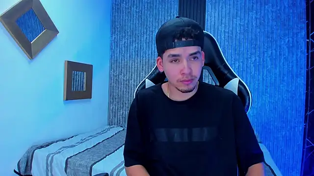 Snapshot of Mike_0233_ chatting on 01-08-26, 03:53 Mike 0233 online show from 01-08-26, 03:53