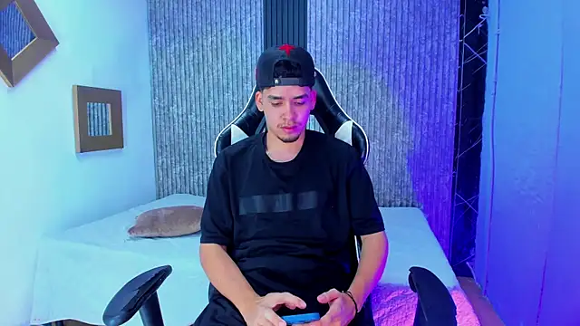 Snapshot of Mike_0233_ chatting on 01-11-26, 05:45 Mike 0233 online show from 01-11-26, 05:45