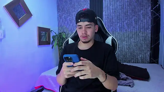 Snapshot of Mike_0233_ chatting on 01-17-26, 04:17 Mike 0233 online show from 01-17-26, 04:17