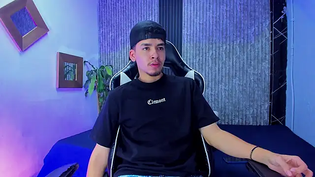 Snapshot of Mike_0233_ chatting on 01-18-26, 04:27 Mike 0233 online show from 01-18-26, 04:27