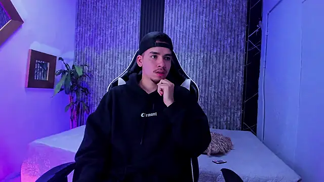 Snapshot of Mike_0233_ chatting on 02-06-26, 04:06 Mike 0233 online show from 02-06-26, 04:06