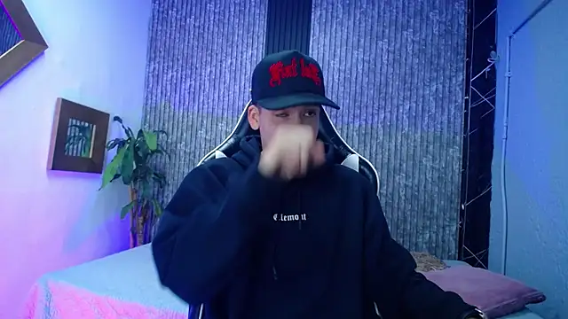 Snapshot of Mike_0233_ chatting on 02-07-26, 04:16 Mike 0233 online show from 02-07-26, 04:16