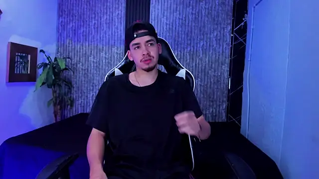 Snapshot of Mike_0233_ chatting on 02-08-26, 04:38 Mike 0233 online show from 02-08-26, 04:38