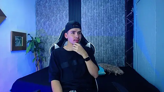 Snapshot of Mike_0233_ chatting on 02-10-26, 04:27 Mike 0233 online show from 02-10-26, 04:27