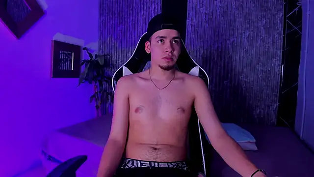 Snapshot of Mike_0233_ chatting on 02-12-26, 04:40 Mike 0233 online show from 02-12-26, 04:40