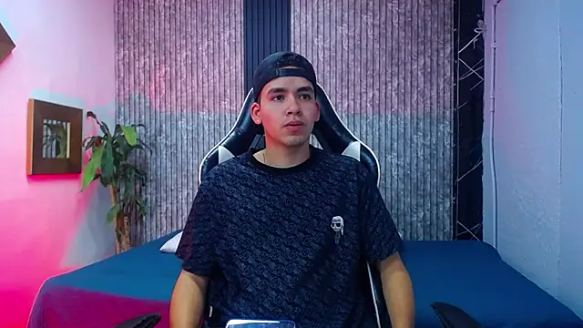 Snapshot of Mike_0233_ chatting on 02-13-26, 03:57 Mike 0233 online show from 02-13-26, 03:57