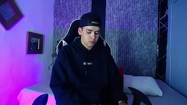 Snapshot of Mike_0233_ chatting on 02-18-26, 04:19 Mike 0233 online show from 02-18-26, 04:19