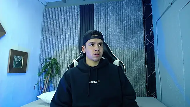 Snapshot of Mike_0233_ chatting on 02-19-26, 04:52 Mike 0233 online show from 02-19-26, 04:52