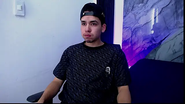 Snapshot of Mike_0233_ chatting on 02-27-26, 08:09 Mike 0233 online show from 02-27-26, 08:09