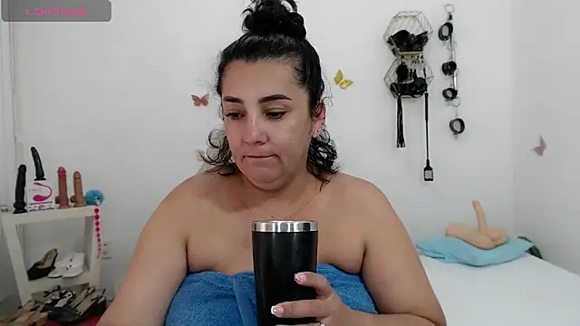 Snapshot of mom_hot__ chatting on 05-09-26, 06:57 mom hot online show from 05-09-26, 06:57