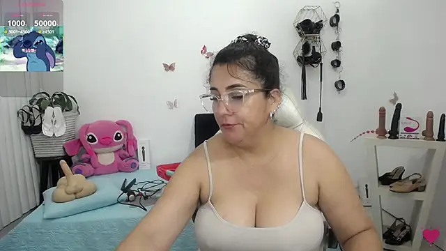 Snapshot of mom_hot__ chatting on 06-15-26, 05:59 mom hot online show from 06-15-26, 05:59
