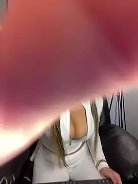 Snapshot of _laura_02 chatting on 12-17-24, 04:32 laura 02 online show from 12-17-24, 04:32