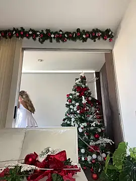 Snapshot of _laura_02 chatting on 12-18-24, 05:52 laura 02 online show from 12-18-24, 05:52