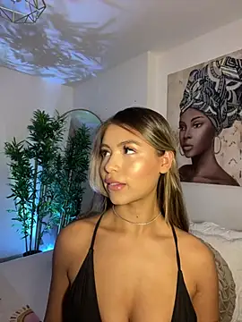 Snapshot of _laura_02 chatting on 12-19-24, 02:24 laura 02 online show from 12-19-24, 02:24