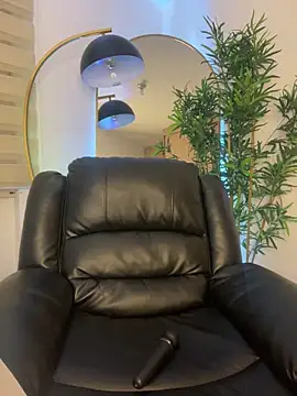 Snapshot of _laura_02 chatting on 03-02-25, 12:20 laura 02 online show from 03-02-25, 12:20